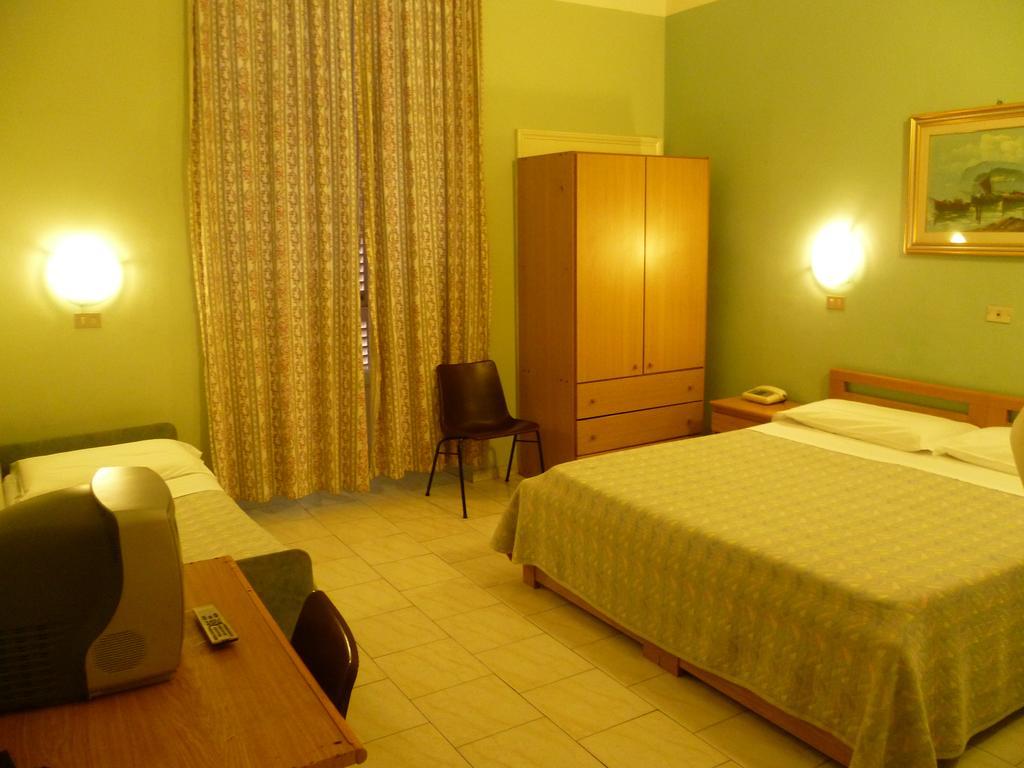 Hotel Pensione Romeo บารี ภายนอก รูปภาพ