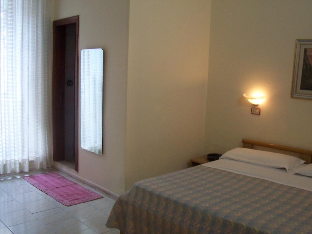 Hotel Pensione Romeo บารี ภายนอก รูปภาพ