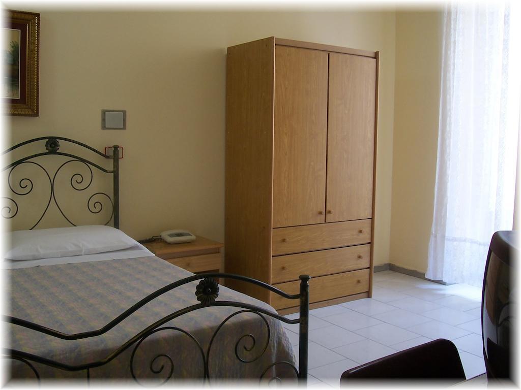Hotel Pensione Romeo บารี ภายนอก รูปภาพ