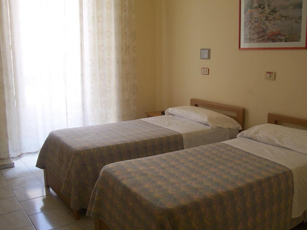 Hotel Pensione Romeo บารี ภายนอก รูปภาพ